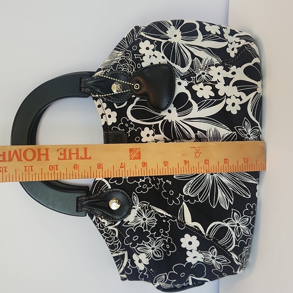 Relic - Black and White Cloth Handbag w Wooden Handle - Picture 11 of 13